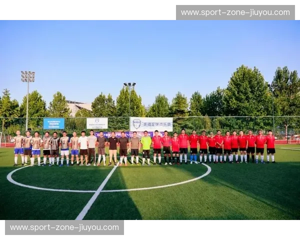 圣詹士公园的呐喊：纽卡斯尔联与雷丁的绿茵对决，不止是足球